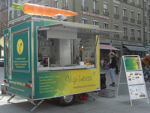 Der vegetarische Imbisswagen kurz vor dem Verkaufsstart: snacks und vegane Produkte die alle geniessen knnen.